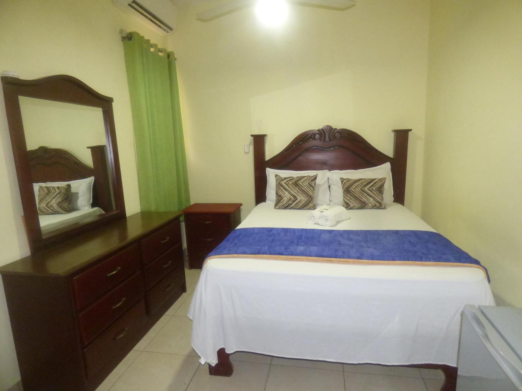 Hotel Enrique I Gazcue, Bed And Breakfast سانتو دومينجو المظهر الخارجي الصورة